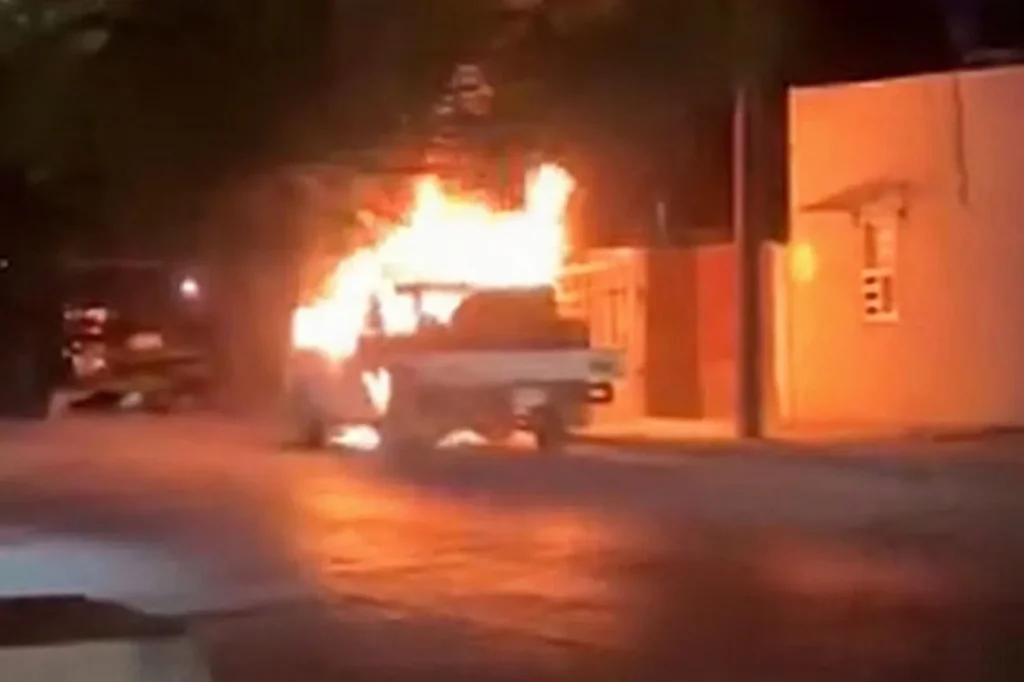Camioneta se incendia y estalla tras choque en la Barranco Azul