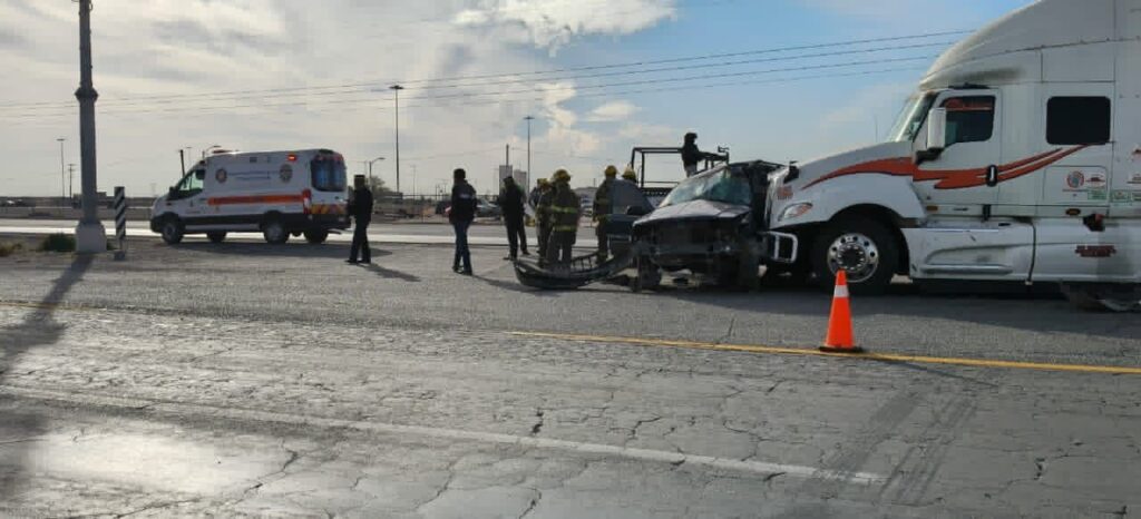 El conductor de una camioneta Jeep Cherokee le cortó el paso a un tráiler a la altura del Panteón San Rafael