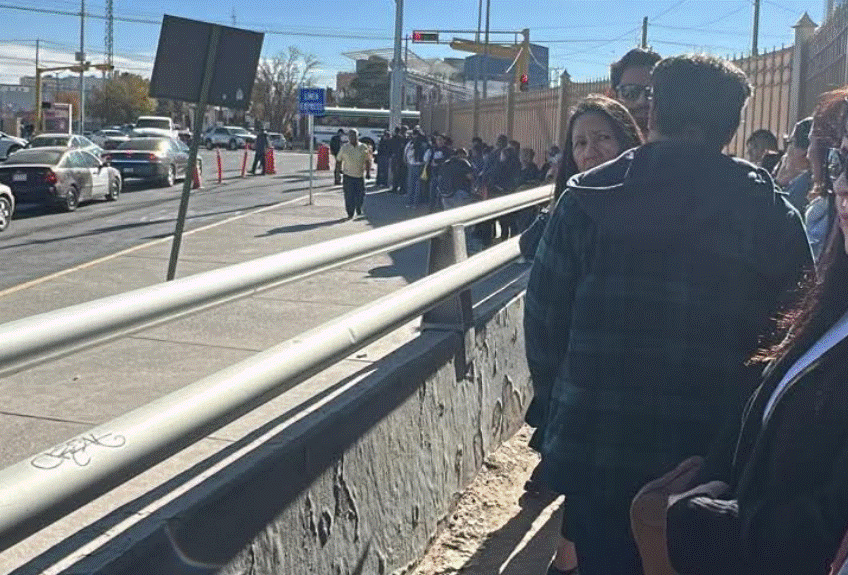 Fila interminable en el Puente Santa Fe por compras navideñas en El Paso