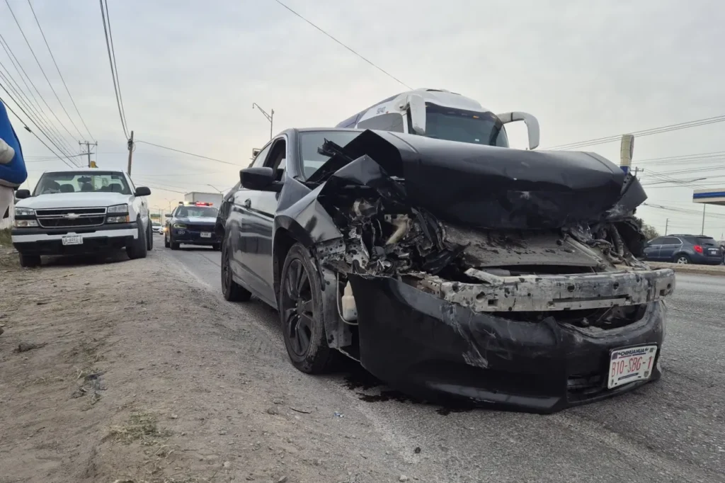 El accidente ocurrió cuando un camión de transporte de personal impactó a dos vehículos detenidos en el semáforo; no hubo personas lesionadas