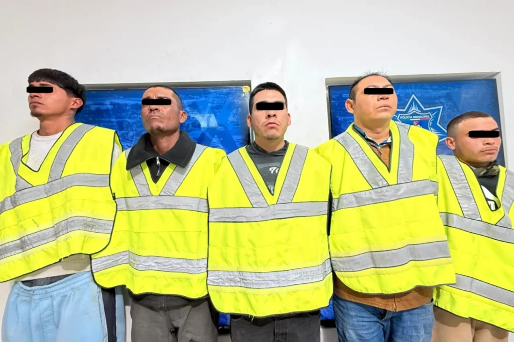 El operativo se realizó tras un reporte de detonaciones de arma de fuego; aseguraron pistolas, cartuchos y marihuana