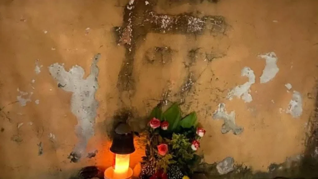 Fieles aseguran que una mancha revela la imagen del Padre Jesús del Consuelo