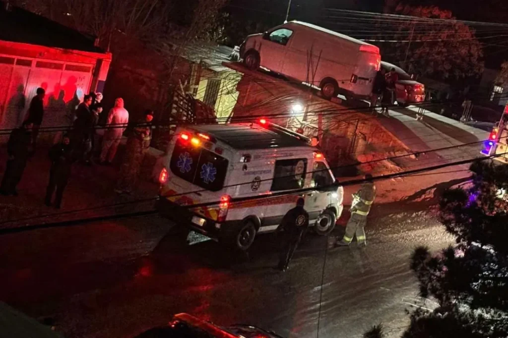 El accidente ocurrió en la calle Chiapas; paramédicos de Protección Civil realizaron maniobras de rescate y trasladaron al lesionado a un hospital.
