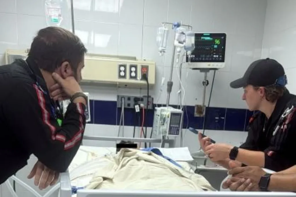 El niño de 12 años sufrió quemaduras graves y traumatismo tras caer de 10 metros; una ambulancia aérea del Shriners Children’s Hospital logró llevarlo a Galveston Ciudad Juárez.– Un menor juarense de 12 años, identificado como Evan Alejandro, fue trasladado este domingo a la Unidad de Quemados de Alta Especialidad del Shriners Children’s Hospital en Galveston, Texas, luego de sufrir una descarga eléctrica y una caída desde aproximadamente 10 metros de altura, hechos que le provocaron quemaduras graves y lesiones traumáticas. El accidente ocurrió la tarde del 28 de noviembre, cuando el menor tuvo contacto con cables de alta tensión. La descarga lo proyectó al vacío, provocándole quemaduras de tercer grado en más del 20 por ciento del cuerpo, además de traumatismo craneoencefálico y fractura de clavícula, de acuerdo con los informes médicos. Primeros auxilios y saturación hospitalaria Tras el accidente, Evan fue llevado inicialmente al Hospital Infantil de Especialidades, pero debido a la falta de espacio sus padres solicitaron su traslado al Hospital General del Issste, donde ingresó a las 4:12 de la tarde en estado inconsciente. El equipo de urgencias y pediatría realizó maniobras de estabilización que incluyeron: Intubación Ventilación mecánica Control de signos vitales Tratamiento inicial de quemaduras Pese a los esfuerzos, la gravedad del caso requería atención hiperespecializada en una unidad de quemados pediátricos. La intervención del Club Shriner y la autorización inmediata A las 8:02 de la noche del mismo día, el hospital se comunicó con el doctor José Antonio Flores Barrientos, coordinador del Club Shriner en Ciudad Juárez y El Paso, para solicitar apoyo. A las 10:33 p.m. el caso clínico fue entregado al equipo médico del Shriners Children’s Hospital, que autorizó en cuestión de minutos el traslado del paciente mediante una ambulancia aérea especializada. La aceptación oficial del hospital de Galveston se registró a las 10:53 p.m. Retrasos por clima y evaluación especializada El vuelo estaba programado para la madrugada del 29 de noviembre, pero las condiciones climatológicas no permitieron el despegue seguro. El traslado se reprogramó para el domingo 30. La ambulancia aérea del Shriners llegó a Ciudad Juárez a las 2:02 p.m., ingresando directamente al Hospital General del Issste para una valoración detallada del menor. La revisión duró alrededor de hora y media, tiempo en que los especialistas definieron el protocolo médico para un traslado seguro. A las 3:30 p.m., el menor fue llevado al Aeropuerto Internacional de Ciudad Juárez. El avión despegó a las 5:22 p.m. y aterrizó en Galveston a las 6:50 p.m. (hora local), donde médicos y personal de enfermería ya esperaban al paciente para iniciar tratamiento especializado en quemaduras infantiles. Coordinación binacional que salvó una vida El traslado fue posible gracias al esfuerzo conjunto de: Club Shriner de Ciudad Juárez y El Paso Shriners Children’s Hospital de Galveston Hospital General del Issste, bajo la dirección del doctor Isaías Orozco Andrade Personal de urgencias, pediatría y cuidados intensivos La familia del menor agradeció la respuesta inmediata y el apoyo que permitió brindarle atención médica de máximo nivel.