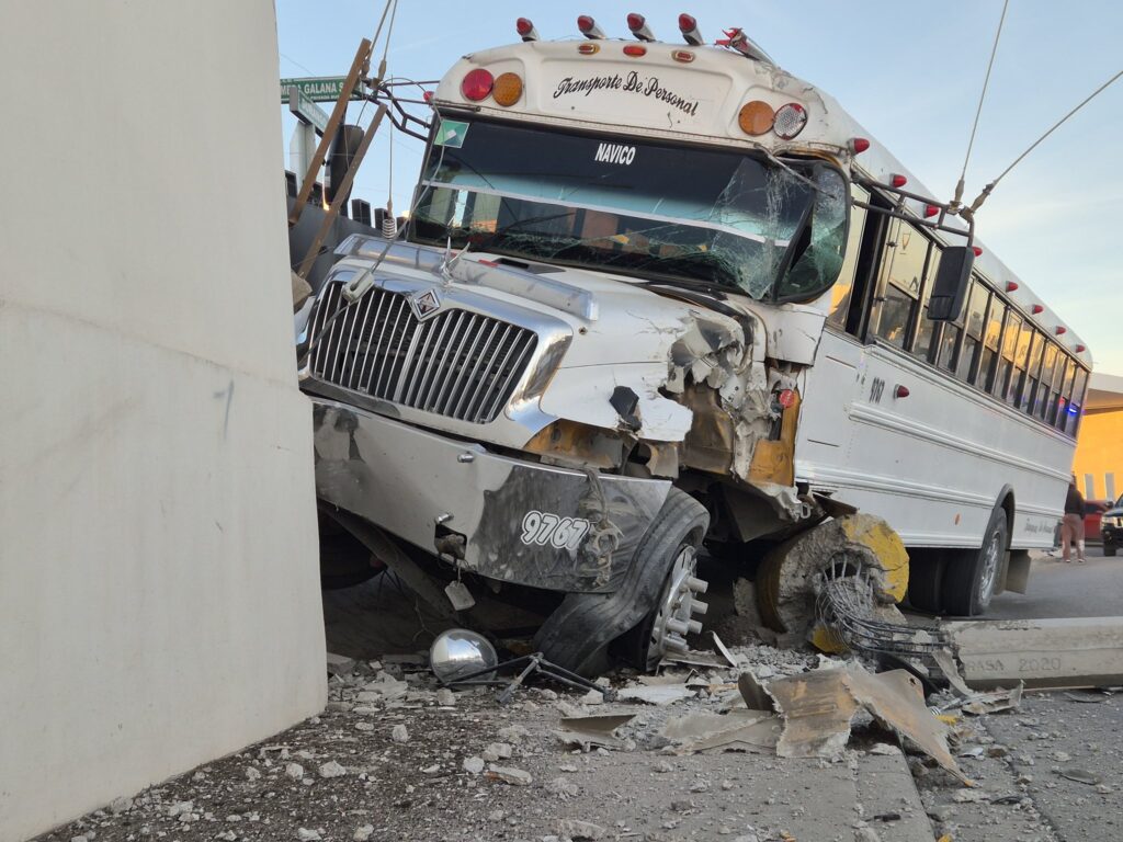 Camión de transporte de personal provocó daños y el conductor fue detenido