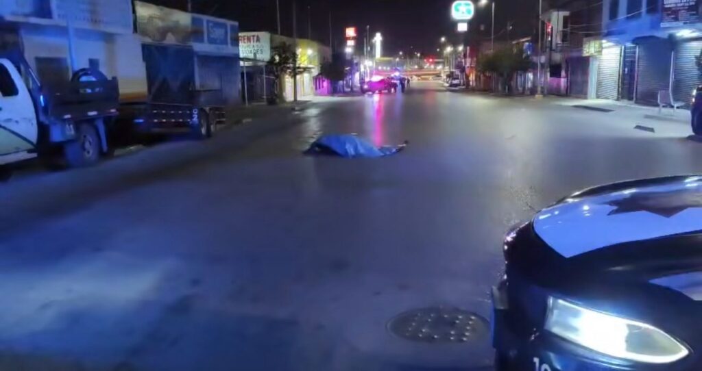 Ciudad Juárez.– Un hombre de 60 años perdió la vida mientras intentaba ganarse el sustento vendiendo flores de papel en una zona concurrida de la ciudad.