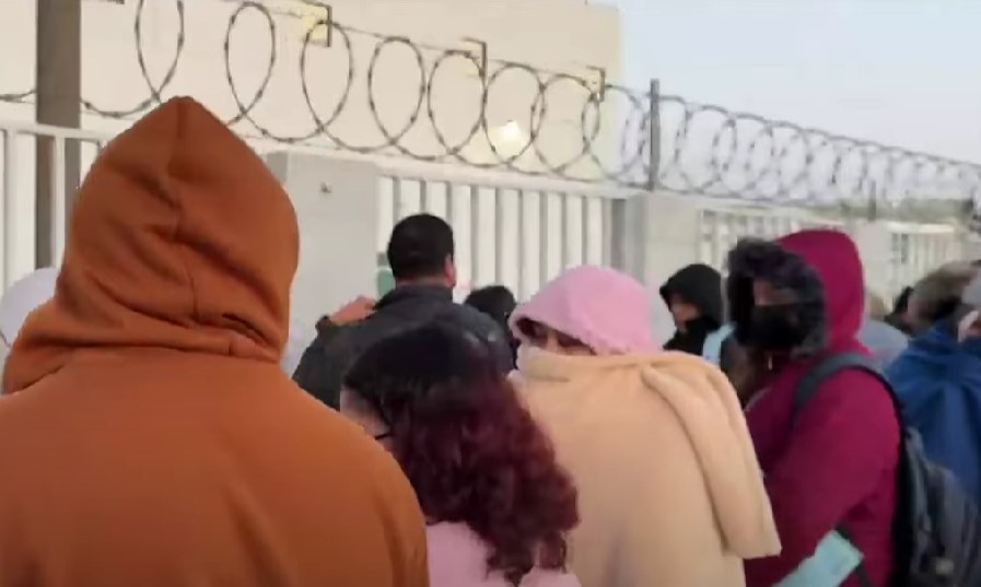 Filas desde la madrugada, frío extremo y cientos de personas compitiendo por una vacante reflejan la crisis laboral que enfrenta la frontera.