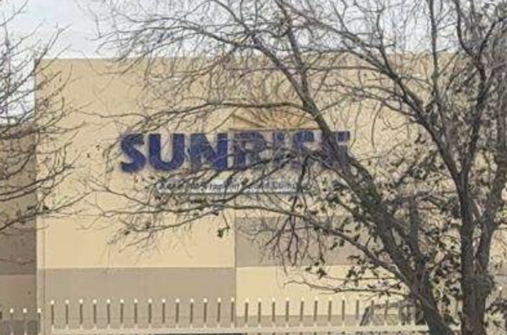 Tras casi dos horas de trabajos, autoridades recuperaron los cuerpos de dos trabajadores atrapados en una zanja; un tercero sobrevivió. Ciudad Juárez, Chihuahua.– Luego de cerca de dos horas de labores ininterrumpidas, fueron rescatados los cuerpos de dos obreros que quedaron sepultados tras el derrumbe de una zanja al interior de la empresa Sunrise, ubicada en el cruce de Barranco Azul y Casa de Janos, en Ciudad Juárez. El accidente movilizó a corporaciones de emergencia y a compañeros de los trabajadores, quienes colaboraron en las maniobras de rescate. Operativo de rescate con maquinaria pesada Una coalición integrada por el Departamento de Bomberos, rescatistas de Protección Civil y empleados de la maquiladora inició la excavación para retirar las capas de tierra que cubrían la zanja. Las labores se realizaron con palas y una retroexcavadora, avanzando con precaución ante el riesgo de nuevos colapsos. Semefo levantó ambos cuerpos Durante el operativo, primero fue localizado uno de los cuerpos, el cual fue embolsado por personal del Servicio Médico Forense. Posteriormente, tras continuar la excavación, fue recuperado el segundo cuerpo, siguiendo el mismo procedimiento para su traslado a los laboratorios forenses. Hasta el momento, no se han revelado las identidades de las víctimas. Un trabajador sobrevivió y fue hospitalizado Autoridades confirmaron que un tercer trabajador, quien también había quedado sepultado, logró sobrevivir. Tras su rescate, fue trasladado a un hospital para recibir atención médica; su estado de salud no fue detallado. Investigan causas y condiciones de seguridad Las autoridades informaron que se abrirá una investigación para determinar las causas del derrumbe y verificar el cumplimiento de las medidas de seguridad laboral en la obra. El hecho vuelve a poner en la mesa la necesidad de reforzar protocolos de seguridad en zonas industriales.