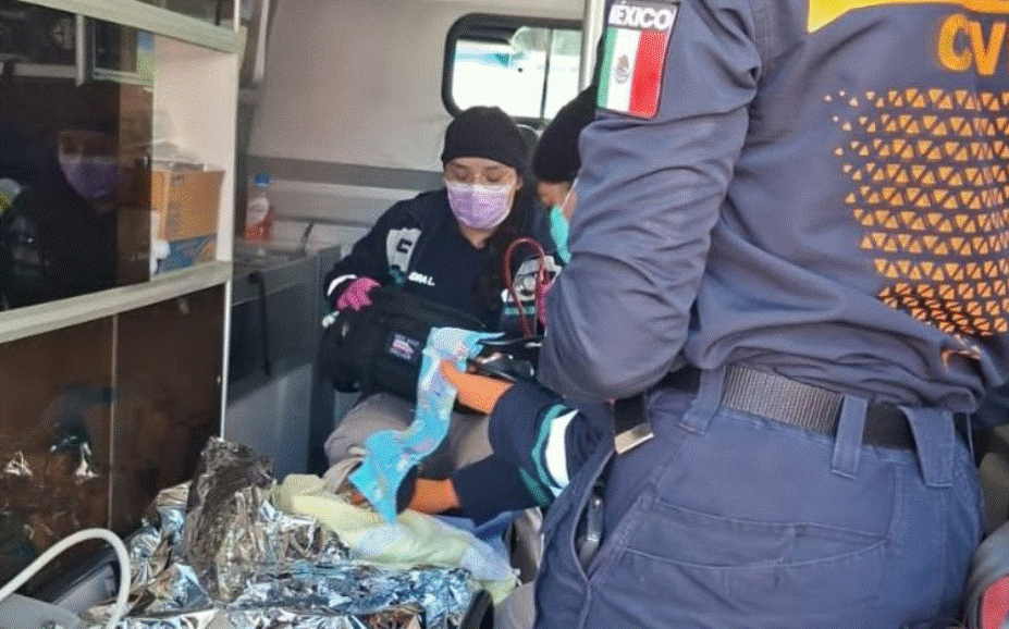 Vecinos alertaron por olores fétidos; la menor fue hallada con deshidratación y desnutrición leve y trasladada de urgencia a un hospital.