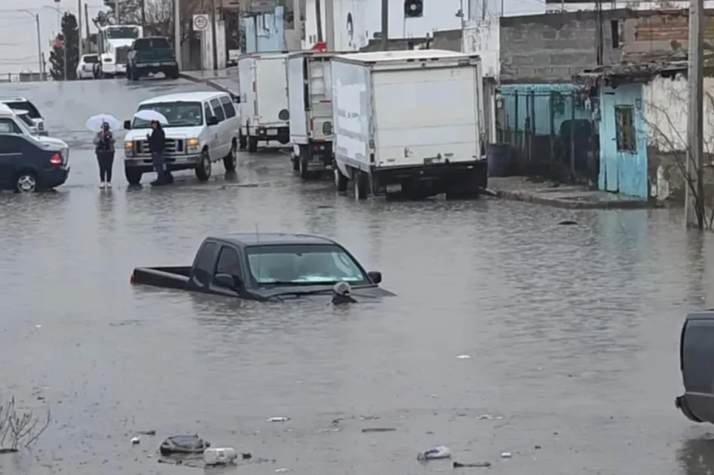 ¡Se lo tragó la “laguna”! Pickup cae en zona inundada de la colonia Azteca