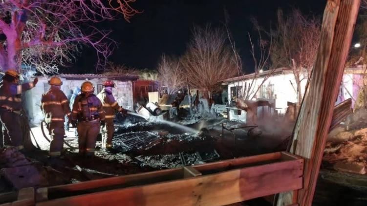 El siniestro ocurrió durante la noche en la colonia Rancho Anapra; el cuerpo fue localizado entre los restos de la casa.