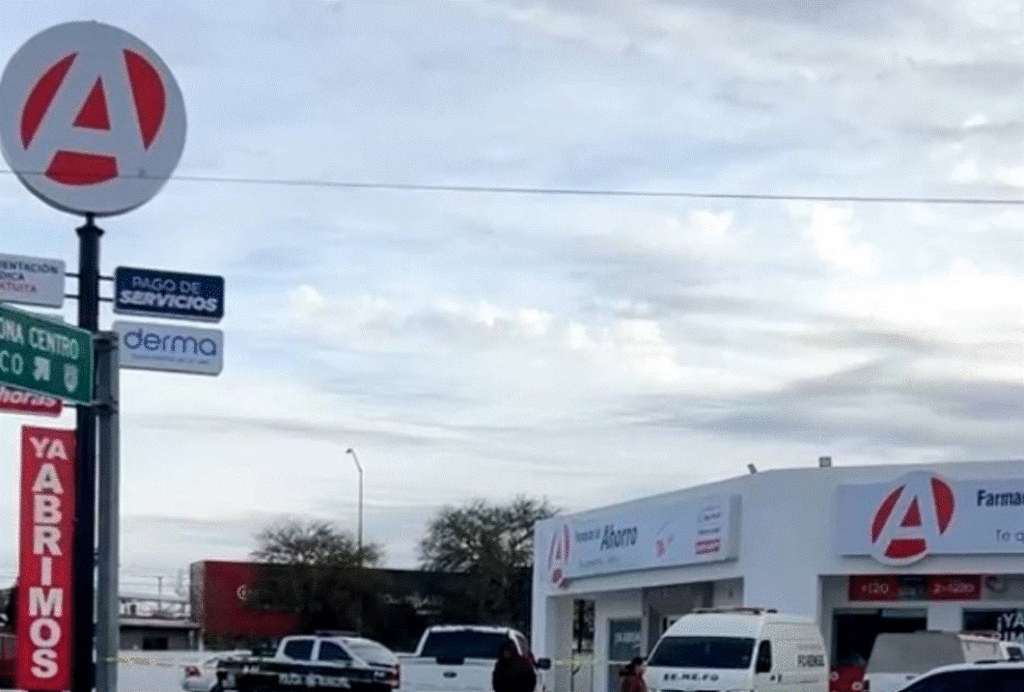 La mujer fue localizada inconsciente dentro de la sucursal; autoridades investigan un posible caso de intoxicación por monóxido de carbono.