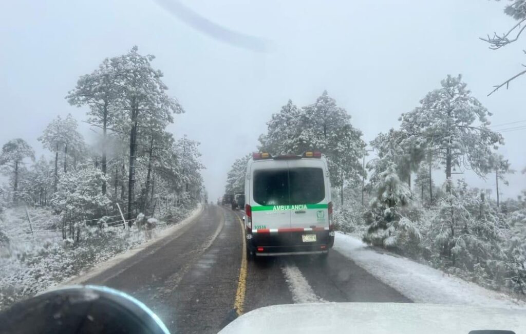 La mujer de 22 años presentó complicaciones tras dar a luz y fue trasladada de emergencia a la ciudad de Chihuahua pese a la nevada registrada en la región serrana.