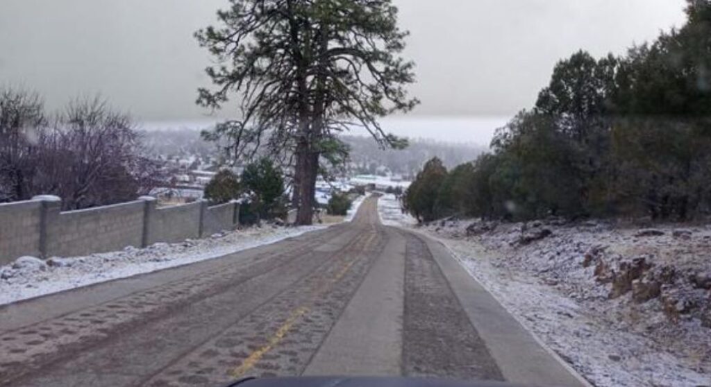 Autoridades llaman a extremar precauciones por bajas temperaturas, calles resbaladizas y ráfagas de viento.
