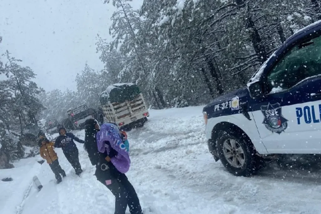Quedan varadas por la nieve y policías estatales rescatan a mujeres y niños en Guadalupe y Calvo