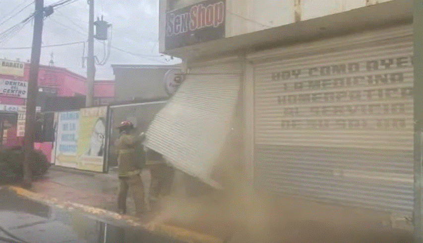 Bomberos trabajan para sofocar el fuego; piden evitar la zona por seguridad