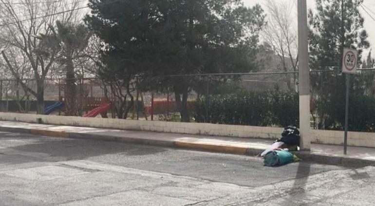 El cuerpo de un hombre fue abandonado envuelto en una cobija roja dentro de un tambo de plástico verde. Autoridades ya investigan el homicidio.