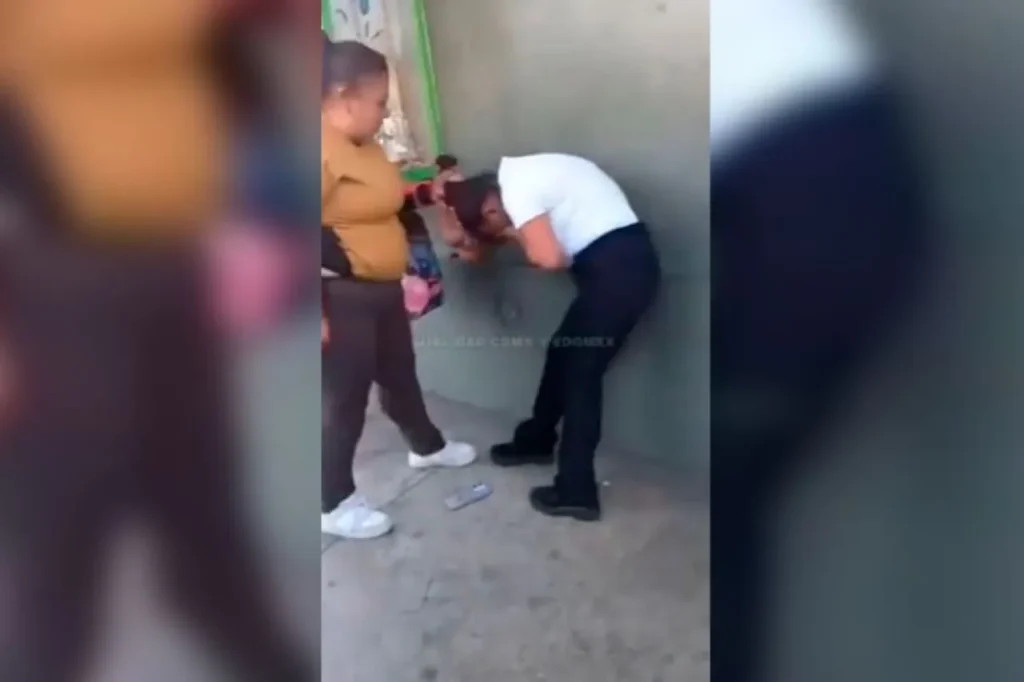 Una mujer fue captada agrediendo a la supuesta amante de su esposo en calles de Xochimilco; el hecho generó división de opiniones en redes sociales.