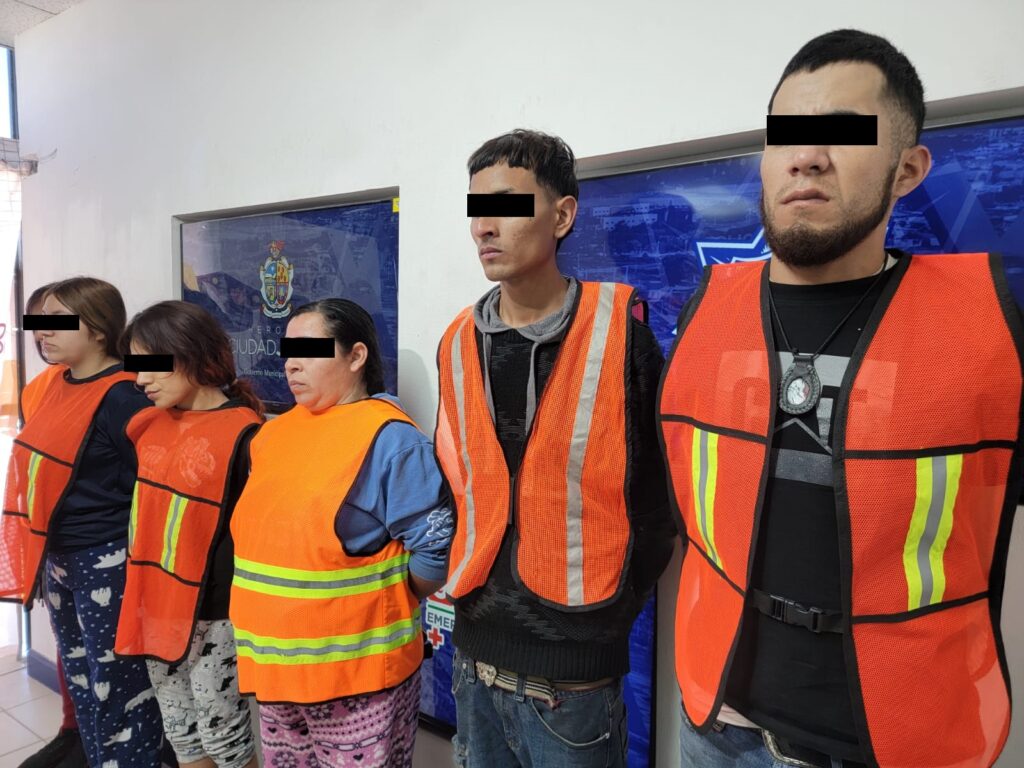 Policías municipales detuvieron a siete personas tras liberar a familias que permanecían privadas de la libertad; usaban amenazas para exigir dinero a sus familiares.