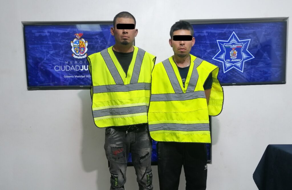 Policías municipales capturaron a los presuntos responsables del asesinato de un hombre; les aseguraron un arma calibre .45 y una motocicleta sin número de serie.