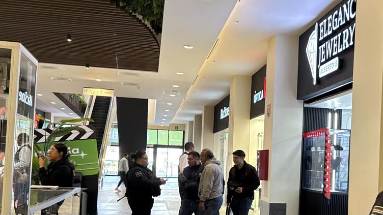 Sujetos armados asaltaron una joyería del centro comercial Alameda Iglesias; autoridades aseguraron un vehículo relacionado y mantienen la investigación
