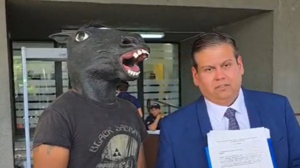 Un joven que se identifica como “therian caballo” acudió al Congreso local para solicitar protocolos de protección en escuelas y espacios públicos.