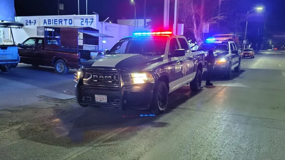 Violento robo en la colonia Vencedora: Mujer termina prensada tras ser embestida