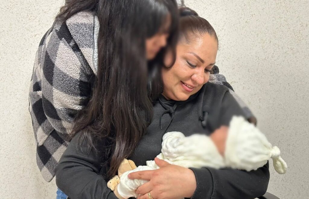 Antonio, conocido como “Toñito”, nació a las 25.7 semanas de gestación y permaneció 99 días en terapia intensiva neonatal. Hoy fue dado de alta tras superar un cuadro crítico derivado de prematurez extrema.