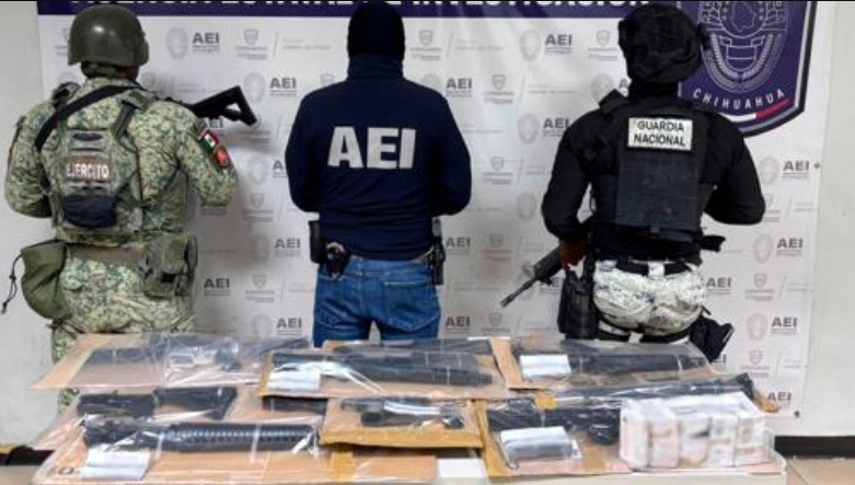 Aseguran 4rm4s y 12 autos en operativo; detienen a 5 mujeres en Juárez 2