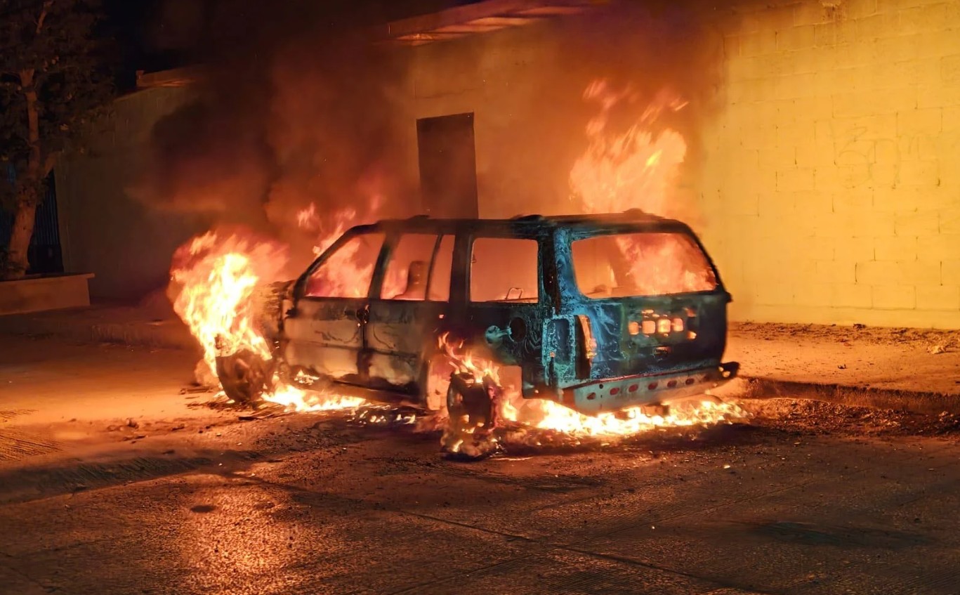 Se inc3ndia vehículo en plena madrugada; quedó totalmente calcinado 2