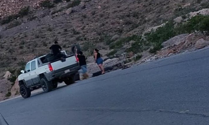 Captan a personas tirando llantas en el Camino Real 1