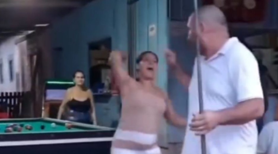 Mujer sorprende a su esposo con otra en un billar y lo saca a c1ntur0nazos 1