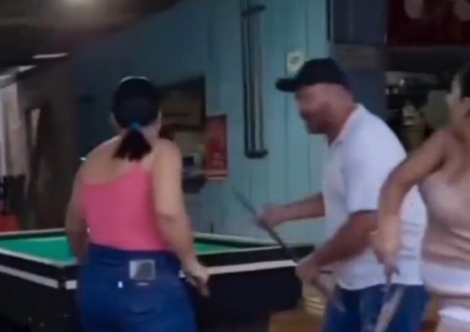 Mujer sorprende a su esposo con otra en un billar y lo saca a c1ntur0nazos 2