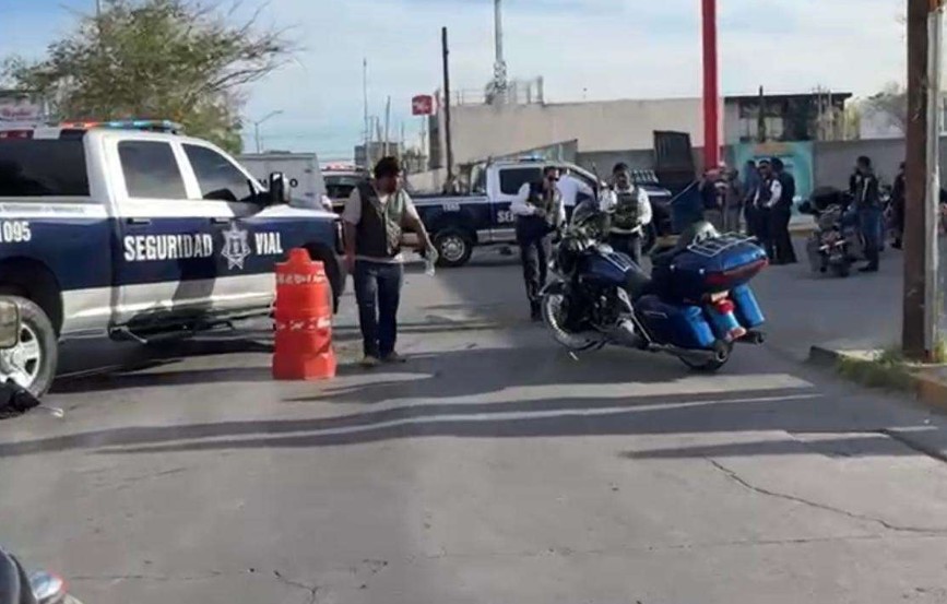 Mu3re motociclista tras brutal ch0que contra barda 1