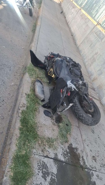 Mu3re motociclista tras brutal ch0que contra barda 2