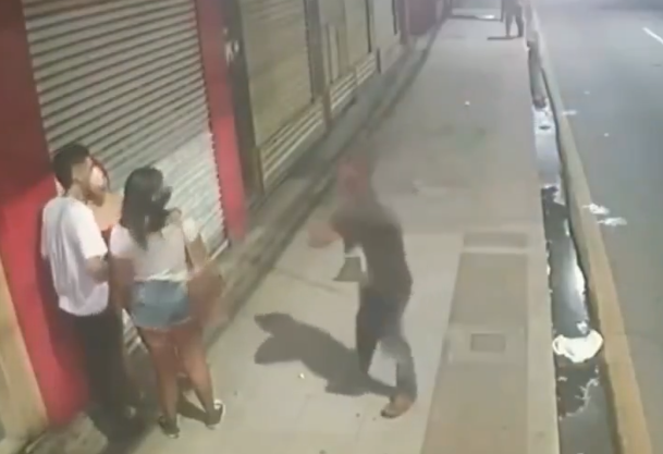 Asaltante muere tras herirse con su propio cuchillo durante pelea