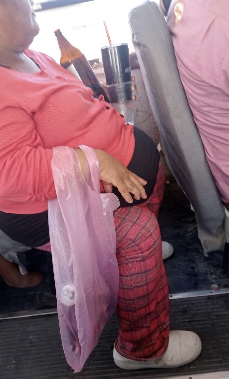 Captan a damita tomándose una bien helada en la rutera 1