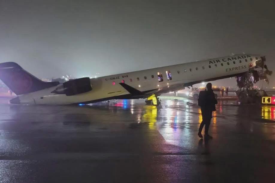Choque entre avión y camión de bomberos en aeropuerto LaGuardia deja 2 muertos y 13 heridos