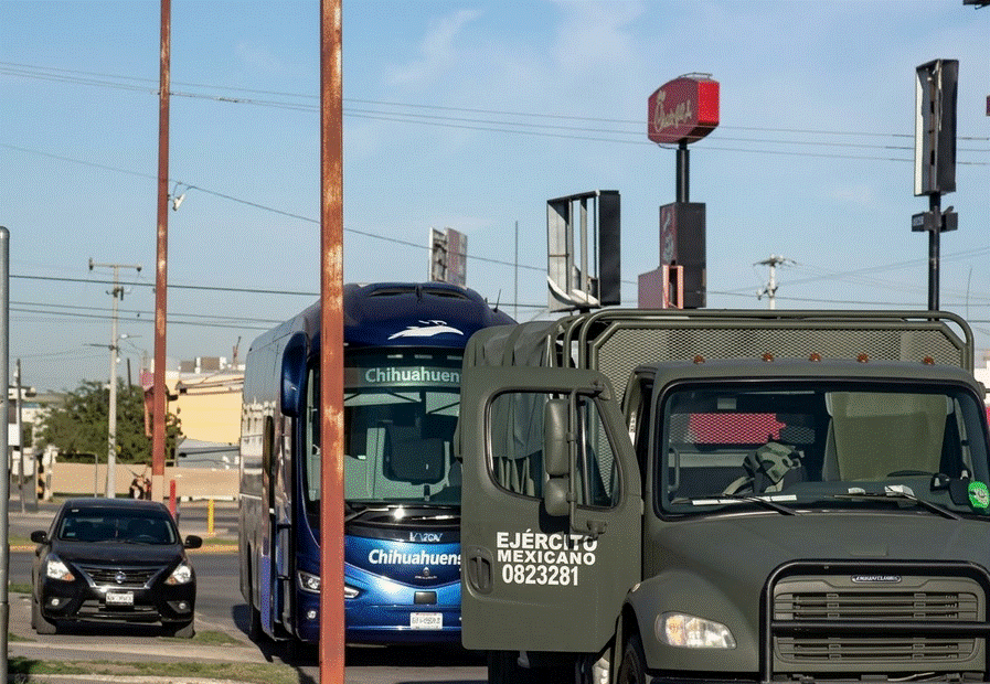 Custodian con hermetismo camión de pasajeros en las instalaciones de la FGR en Ciudad Juárez