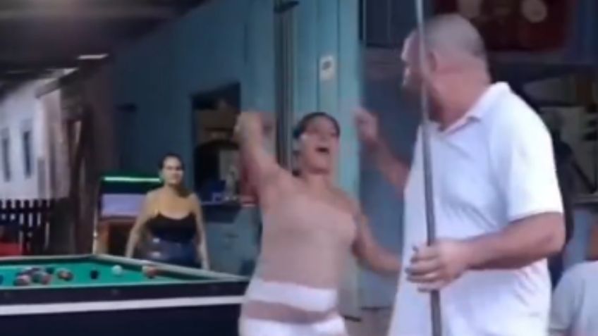 Halla a su esposo con la amante en billar y lo agarra a cinturonazos 1