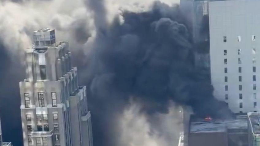 Llamas y humo se elevaron desde un rascacielos en pleno Midtown