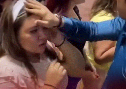 Reacción inesperada durante ritual religioso