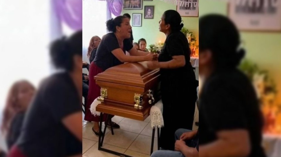 Velorio termina en p3l3a: dos mujeres se disputan al difunto 29