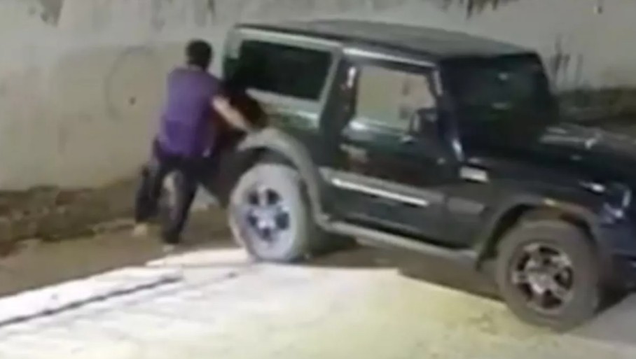 Olvida freno de mano y termina aplastando a su abuelita 33