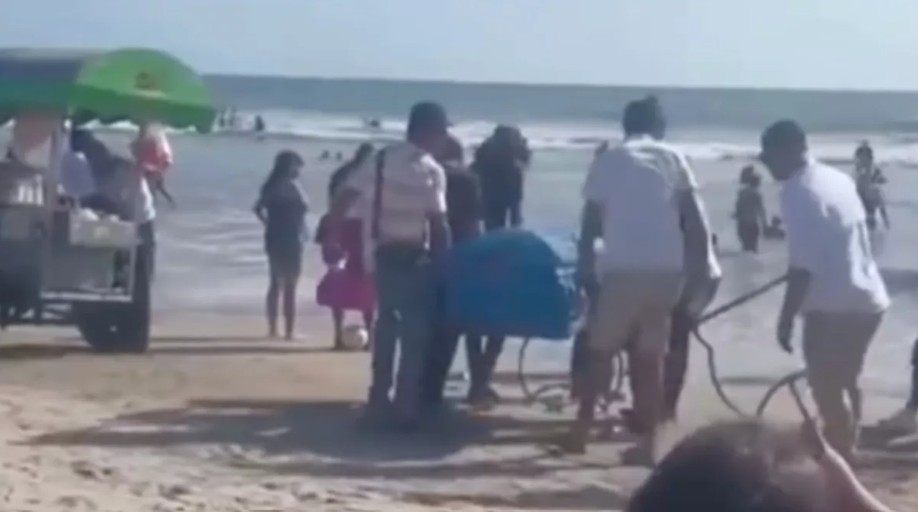 Usan ataúd como hielera en playa de Sinaloa y desatan debate en redes 57