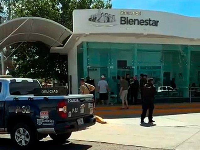 Hombre d1sp4ra dentro de Banco del Bienestar 1