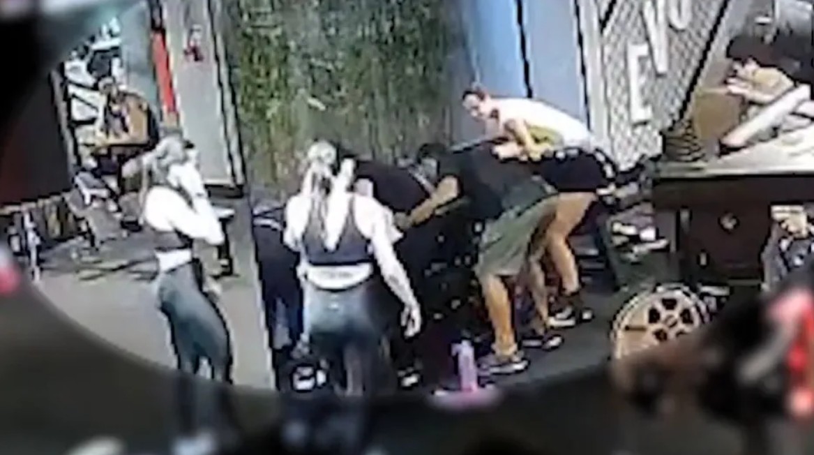 Estudiante sufre brutal fractura al caerle 180 kilos en el gimnasio 1