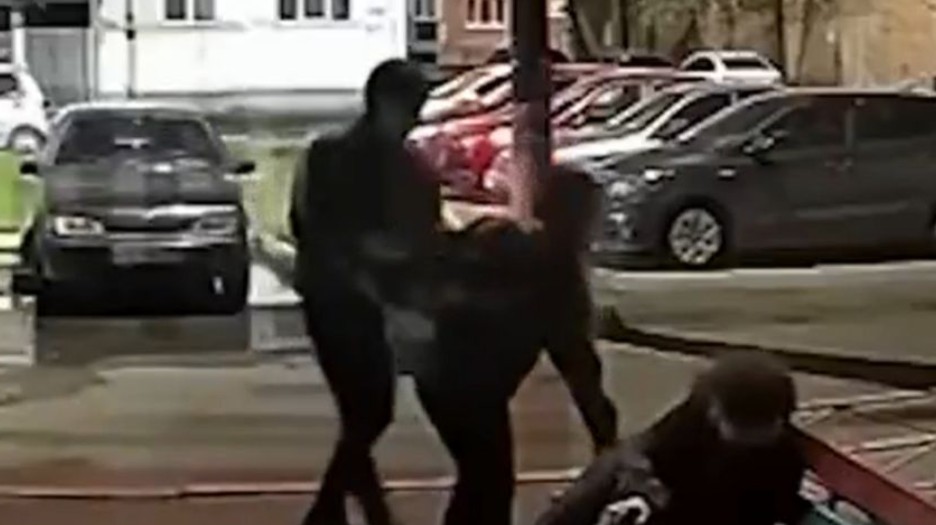 Video capta at4que salvaje por infidelidad; víct1ma terminó hospitalizada 94