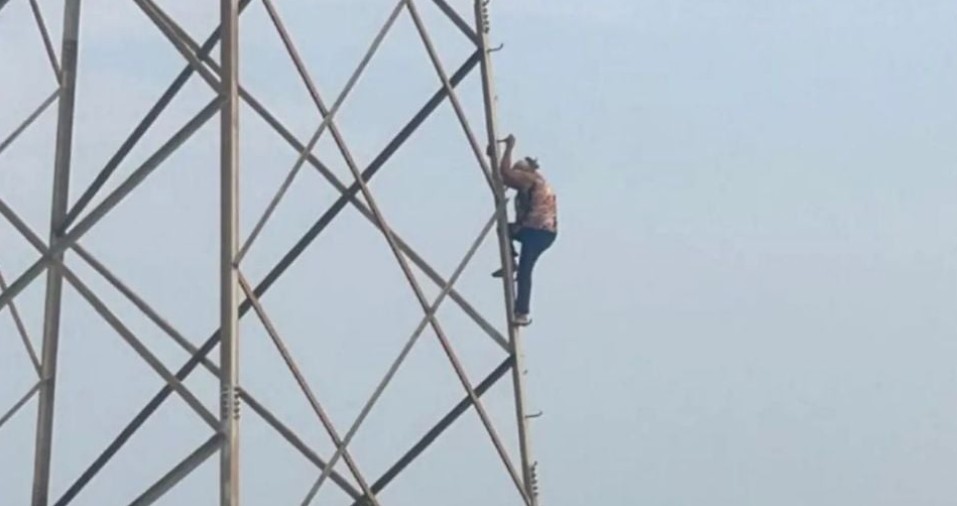 Abuelita sube a torre de alta tensión tras conflicto familiar 1