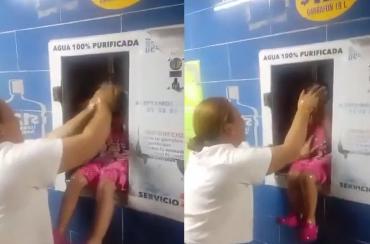 Mujer baña a niña en despachador de agua por falta del servicio 87